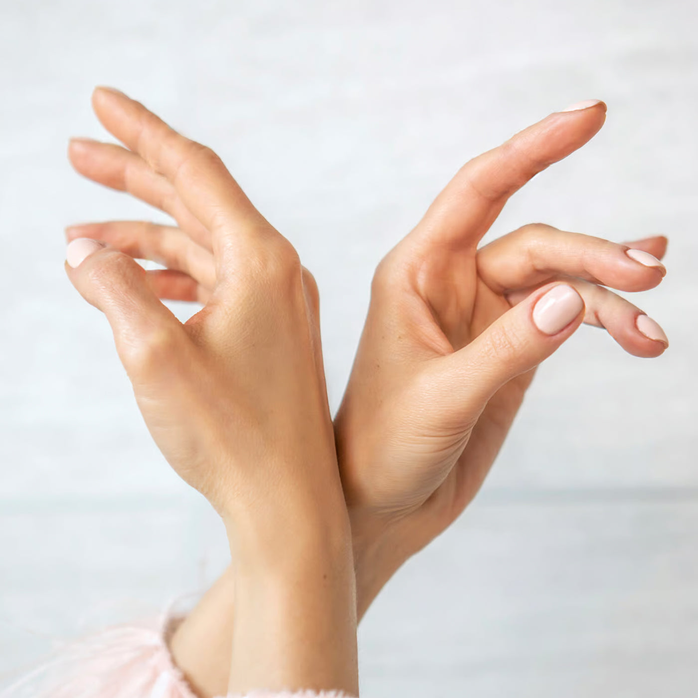 Jak zregenerować zniszczone dłonie? Domowe zabiegi i maski