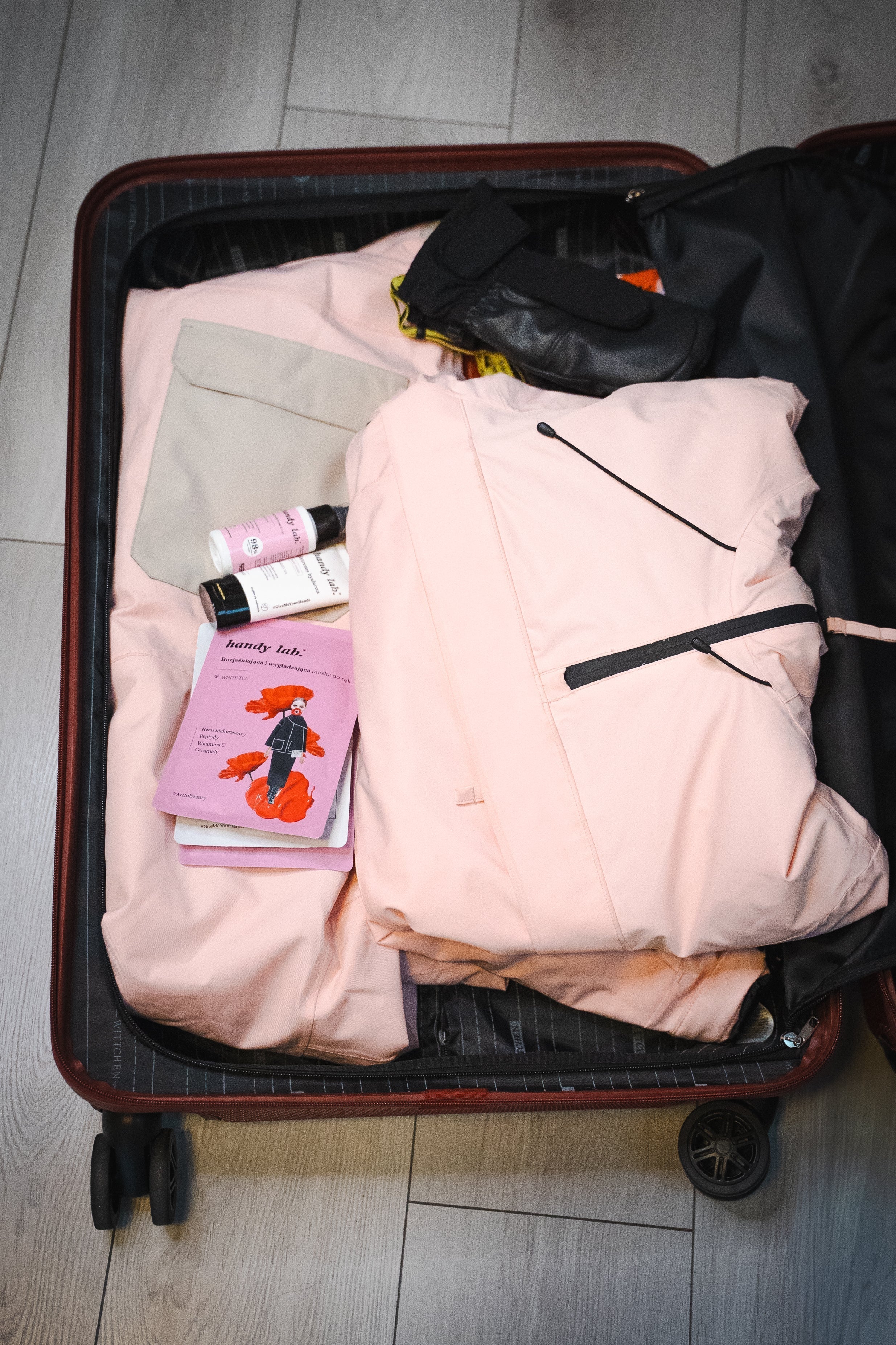 Kosmetolog radzi jakie 2 kosmetyki spakować na wyjazd
